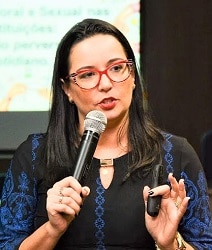 
                                    Karina Uchôa                                     